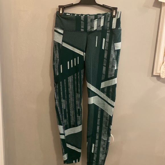 Geometric Patterned Reebok Leggings - Picture 1 of 5